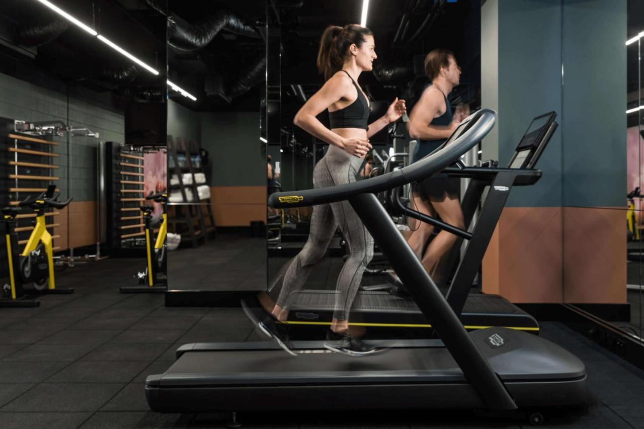 Готель Qt Перт Екстер'єр фото A treadmill in use